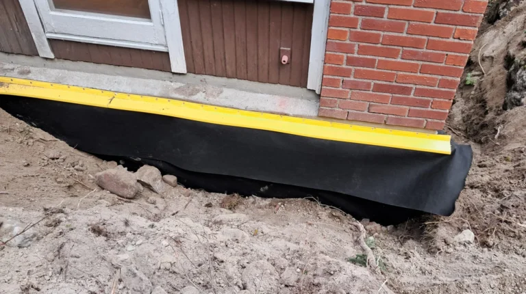 Färdig dränering med fiberduk och fotplåt mot grundmuren